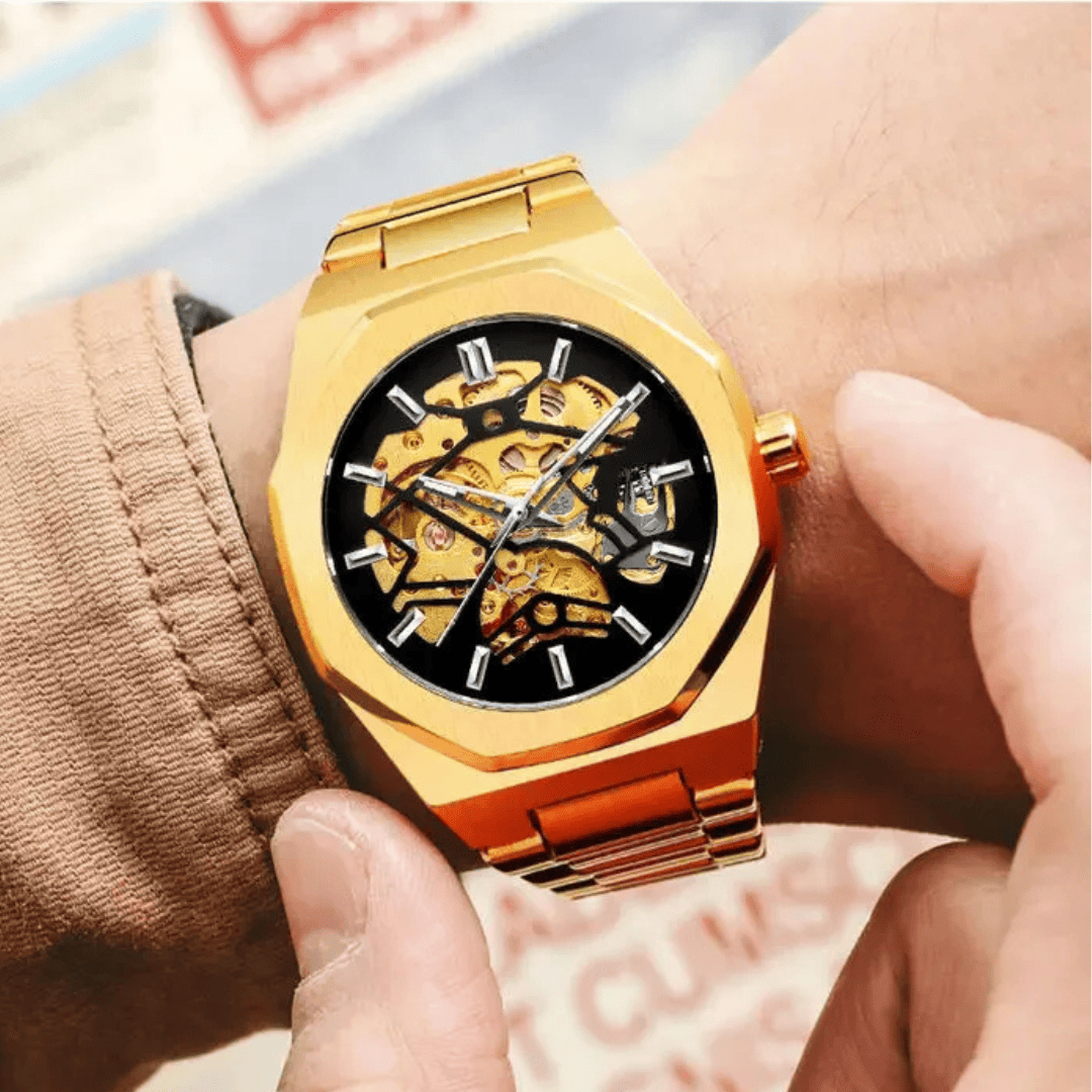 Relógio Vartelli Skeleton VA001 dourado no pulso masculino