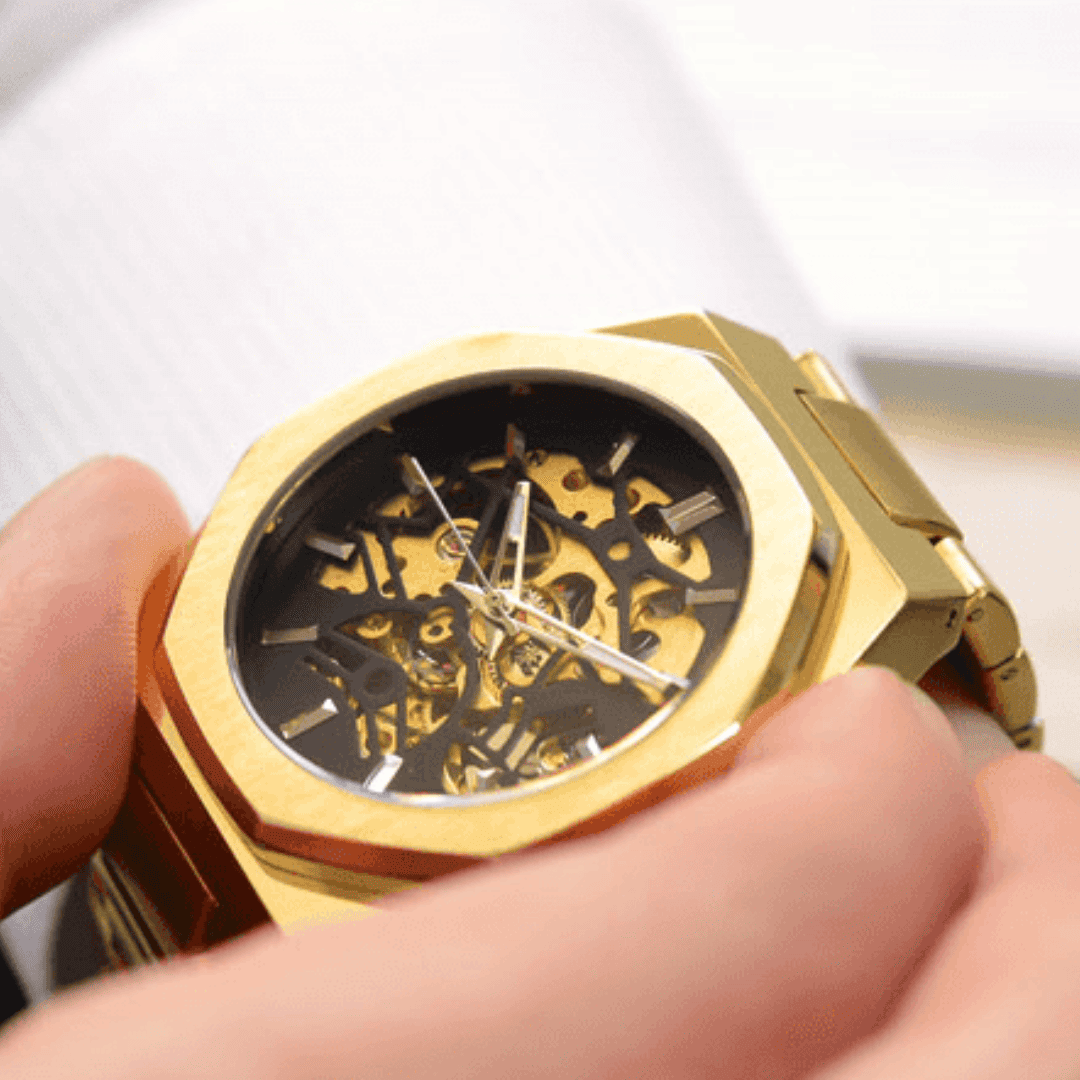 Relógio Vartelli Skeleton VA001 dourado no pulso masculino
