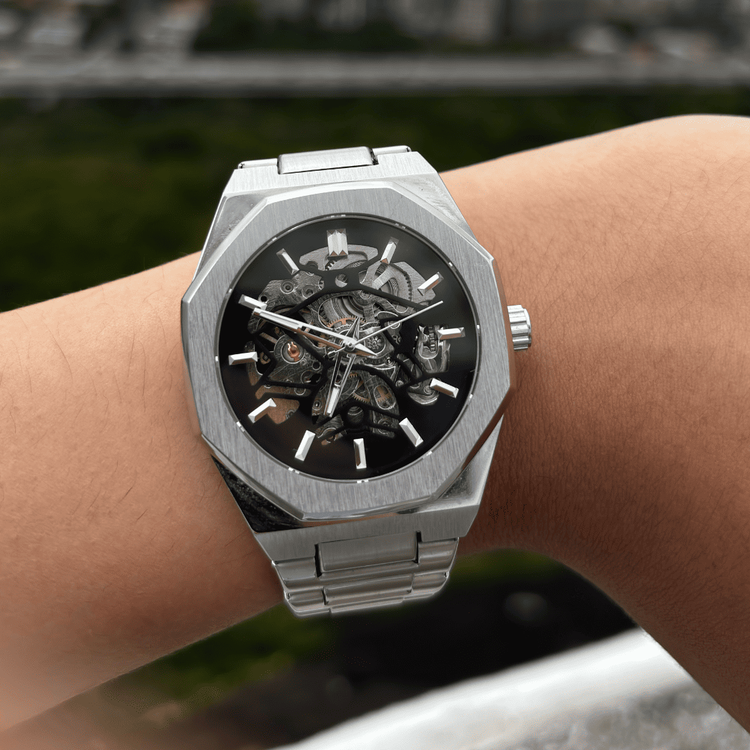 Relógio Vartelli Skeleton VA001 prata no pulso masculino